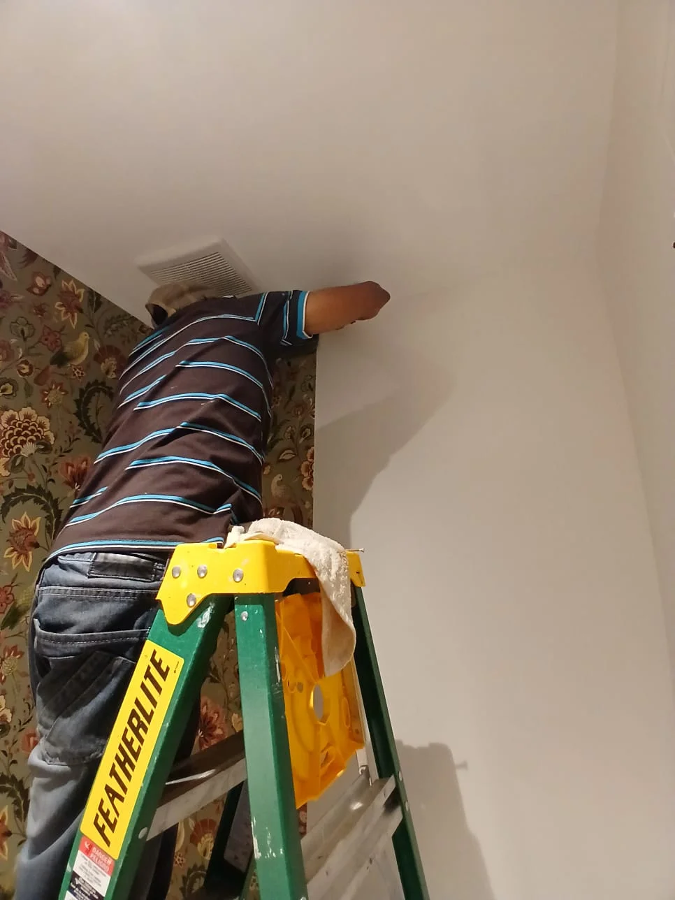 Wallpaper Installation - Interior wallpaper transformation